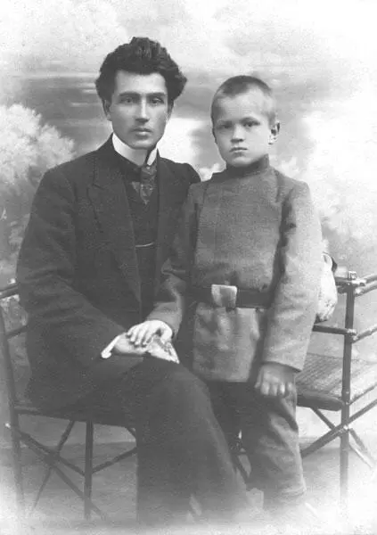1 Отец Виталий Иванович Мамлеев справа в форме с дедушкой 2 Мама Зинаида - фото 3