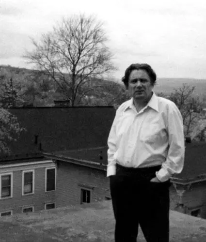 10 Юрий Мамлеев на крыше дома в Итаке Русофобия Говоря о русофобии должен - фото 40