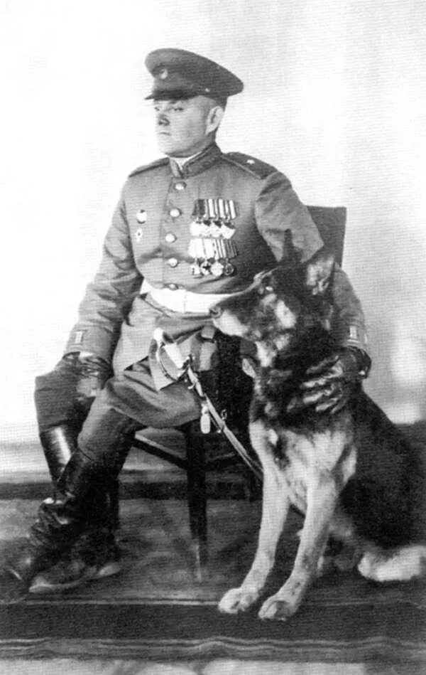 Григорий Пантелеймонович Медведев со своей собакой 1945 г Г П Медведев и - фото 3