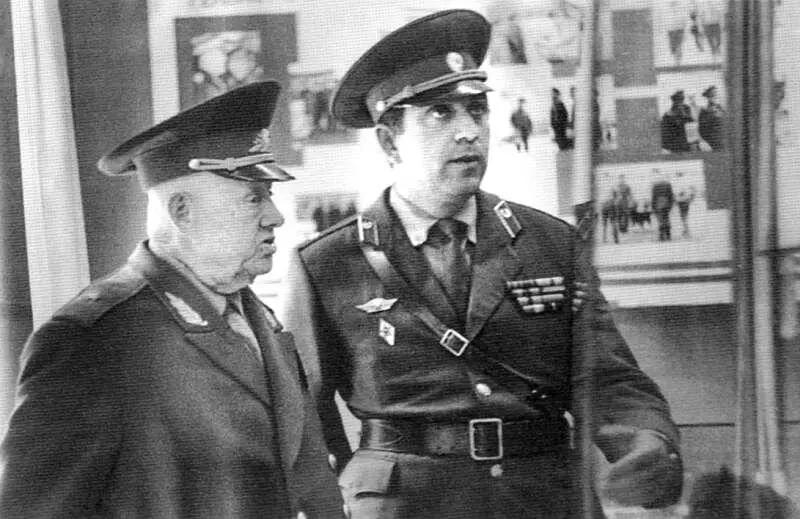 Г П Медведев и автор книги В Л Швабский в музее Полковник А Н Пермяков - фото 4