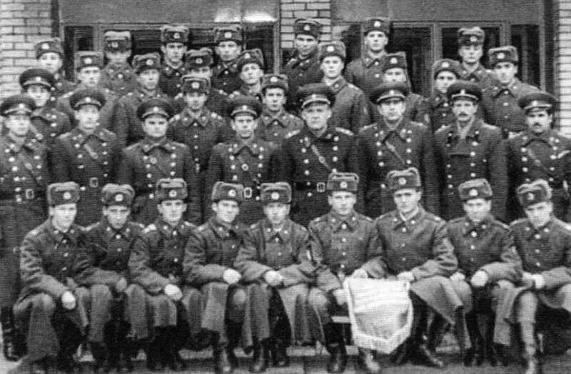 Лучший учебный взвод 1984 г Командование школы 1984 г Полковник Е Н Ч - фото 7