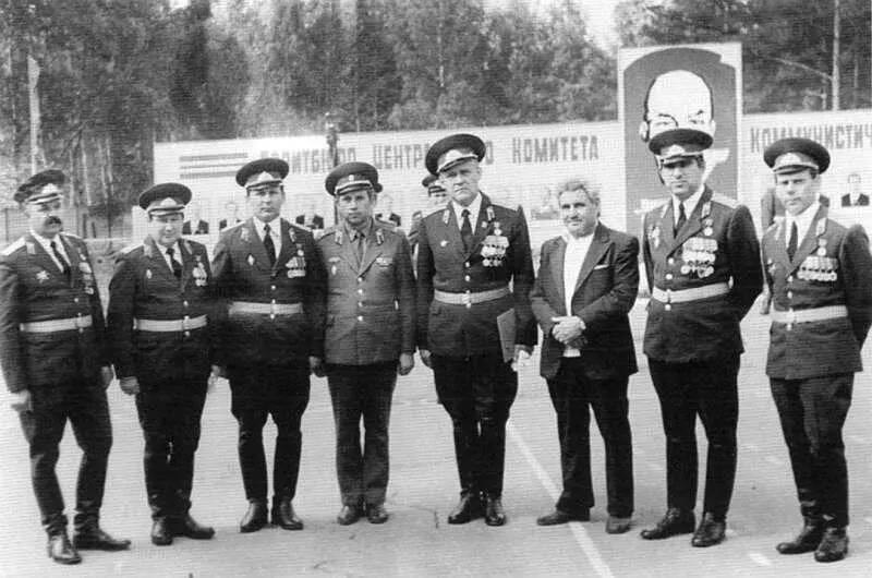 Командование школы 1984 г Полковник Е Н Чухарев командир школы 19912003 - фото 8