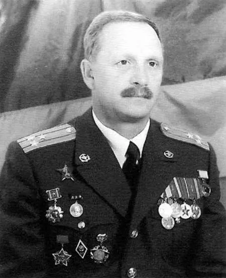 Полковник Е Н Чухарев командир школы 19912003 гг Генералмайор - фото 9