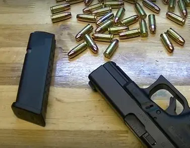 В заключение на всякий случай я стал учить ее использовать огнестрельное - фото 9