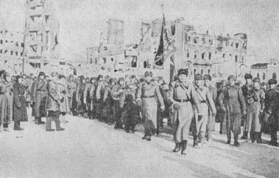 4 февраля 1943 года Сталинград Марш победителей Фото Ю Чернышова Летчики - фото 5