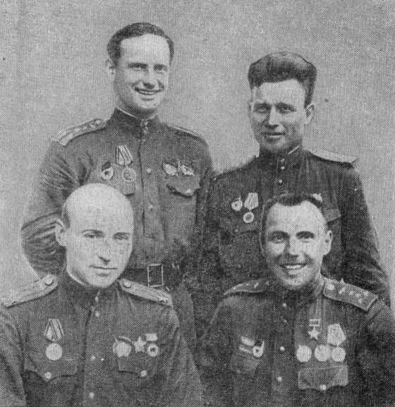 На снимке Герой Советского Союза гвардии капитан Г П Кузьмин крайний - фото 7