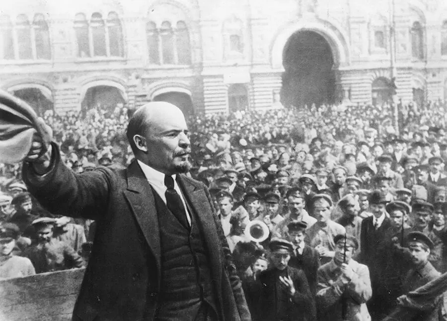 Ленин выступает перед войсками Всевобуча курсантами военного резерва на - фото 34
