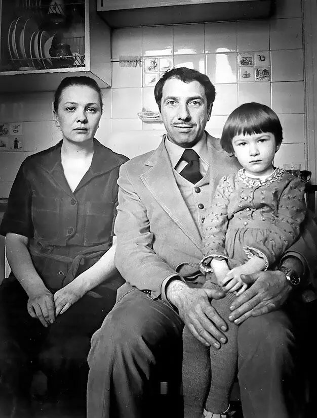 Сергей Юрский с СУПРУГОЙ Натальей Теняковой и дочерью Дарьей Мольер - фото 17