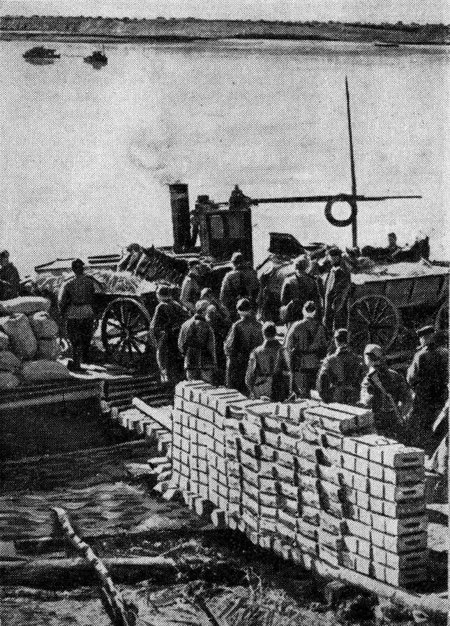 Одна из переправ южнее Сталинграда Октябрь 1942 года Пытаясь прорваться к - фото 8