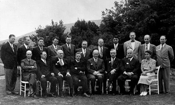Участники делегаций СССР и США на конференции в БреттонВудсе 1944 г Об этом - фото 12