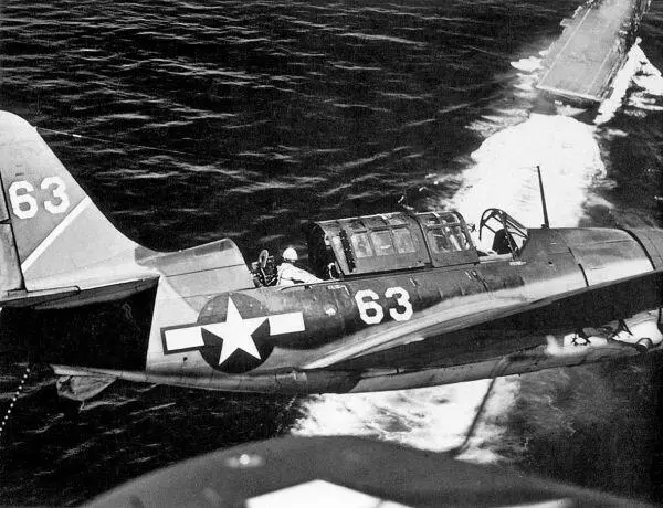 Рис 13 Бомбардировщик SB 2C Хэллдайвер заходит на посадку на палубу - фото 13