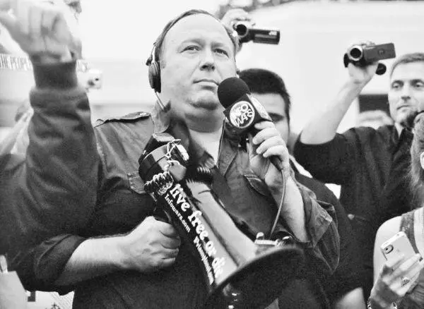 Рис 30 Алекс Джонс на демонстрации Логично задать вопрос что отличает если - фото 30
