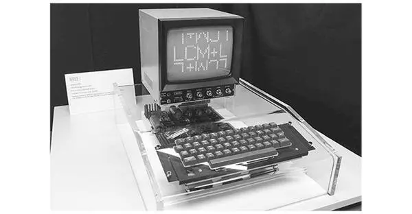 Рисунок 32 Оригинальный компьютер Apple I созданный Джобсом и Возняком и - фото 29