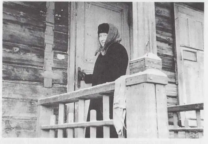 Екатерина Андреевна Костыгова хозяйка дома на крыльце чёрного входа в - фото 16