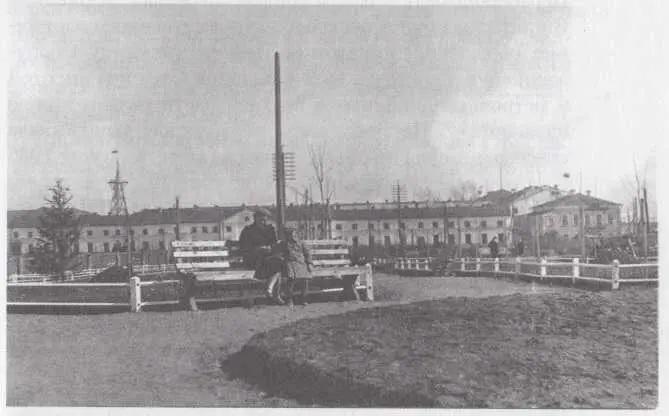 Октябрьская площадь 1930е годы Вид от театра в сторону улицы Карла - фото 32