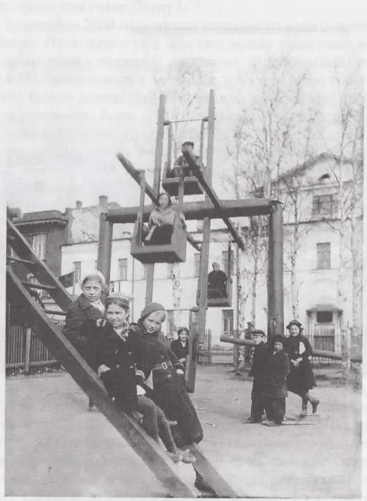 Детская игровая площадка на набережной возле 4й школы Фотографии 1930х - фото 34