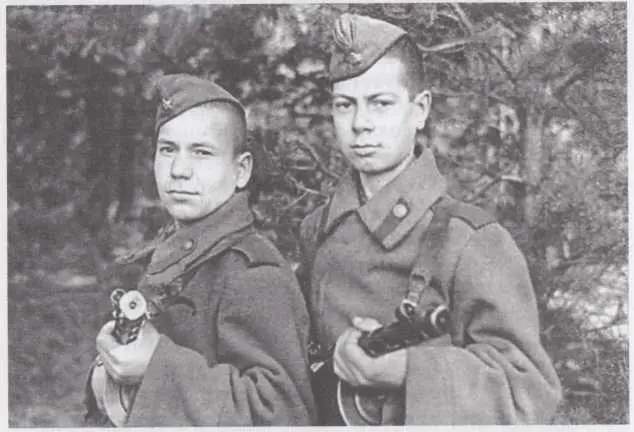 Георгий с Каргаловым вторым номером пулемётного расчёта Фотография 1944 года - фото 62