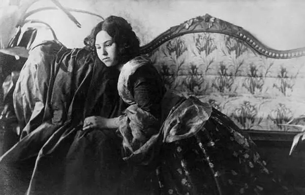 Елена Мусатова в старинном платье на диване Фото БорисоваМусатова - фото 53