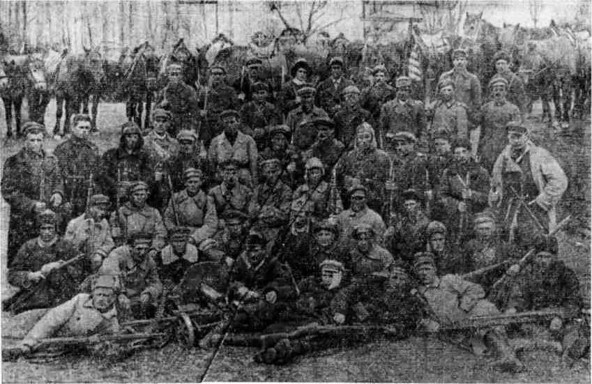 Коммунистический отряд ТалдыКурганского района В 1931 году под командованием - фото 25