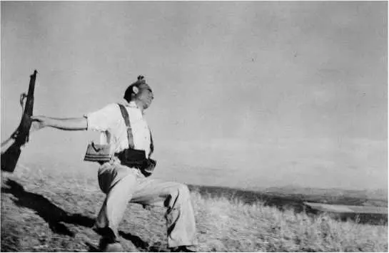 Смерть республиканца Испания 5 сентября 1936 г Роберт Капа Боец - фото 6