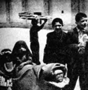 Дети у изваяния льва с человеческой головой в пасти Торжественная закладка - фото 28