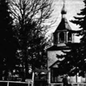 Православная церковь русской постройки в поселке Кенай Памятная доска у ворот - фото 99