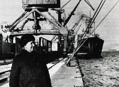 Крановщица Находкинского морского порта Герой Социалистического Труда Мария - фото 16