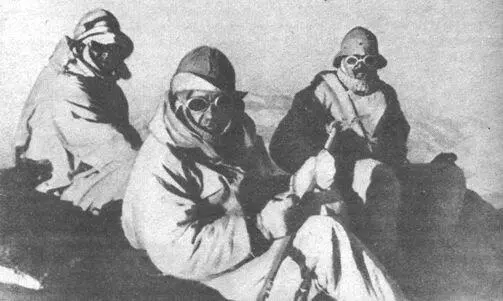 На вершине Аконкагуа сидят слева направо К ЕдкоНаркевич С Осецкий и С - фото 36