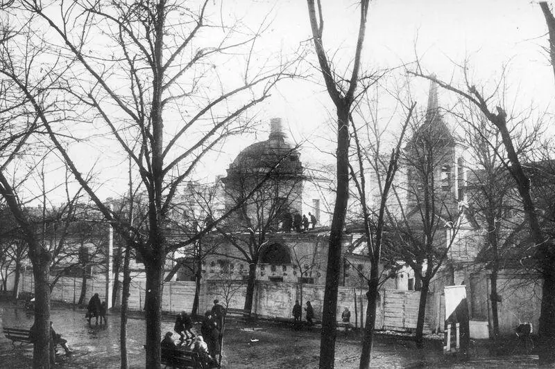 Вдалеке слева виднелся широкий в византийском стиле храм Христа Спасителя - фото 24