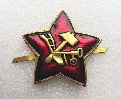 Сзади звезды были усики которые надо было продеть в проткнутое в околыше - фото 44
