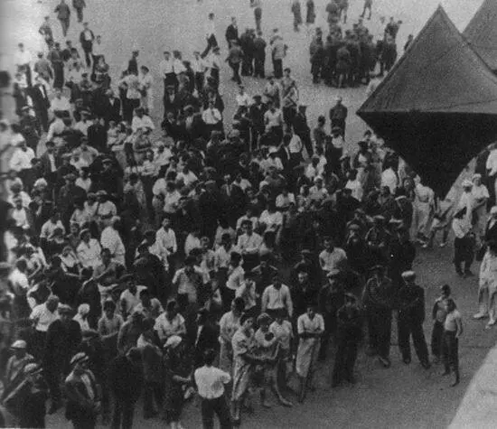 Советские люди слушают по радио правительственное заявление ВМ Молотова 22 - фото 9