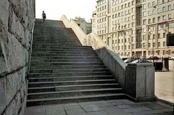 Та самая лестница на которой произошла трагедия Справа знаменитый Дом на - фото 25