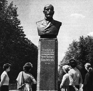 В этом тенистом парке малыши деловито лепят песочные пирожки вяжут - фото 11