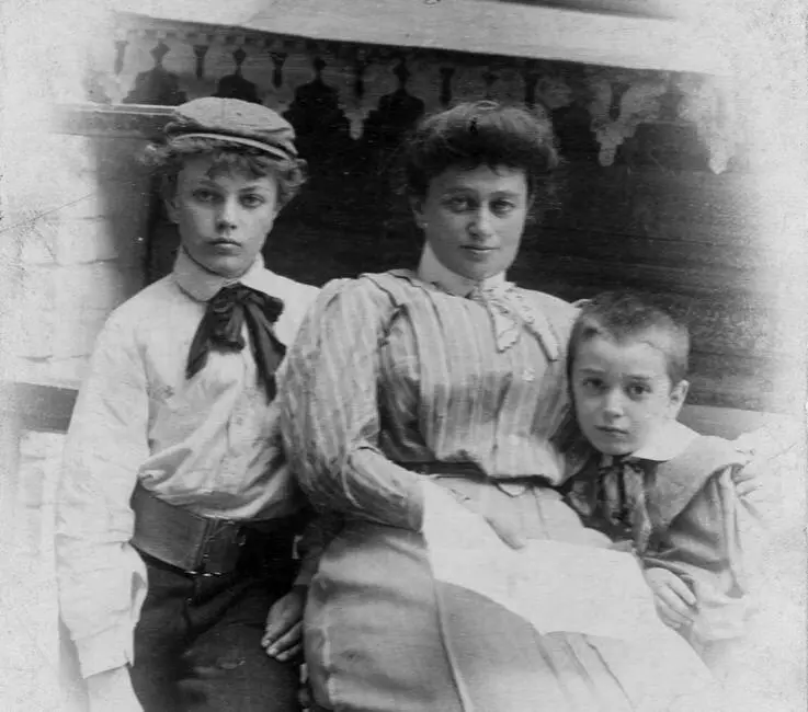 Бабушка Полина с сыновьями Сергеем и Игнатием 1906 г Петр Богатырев с - фото 2