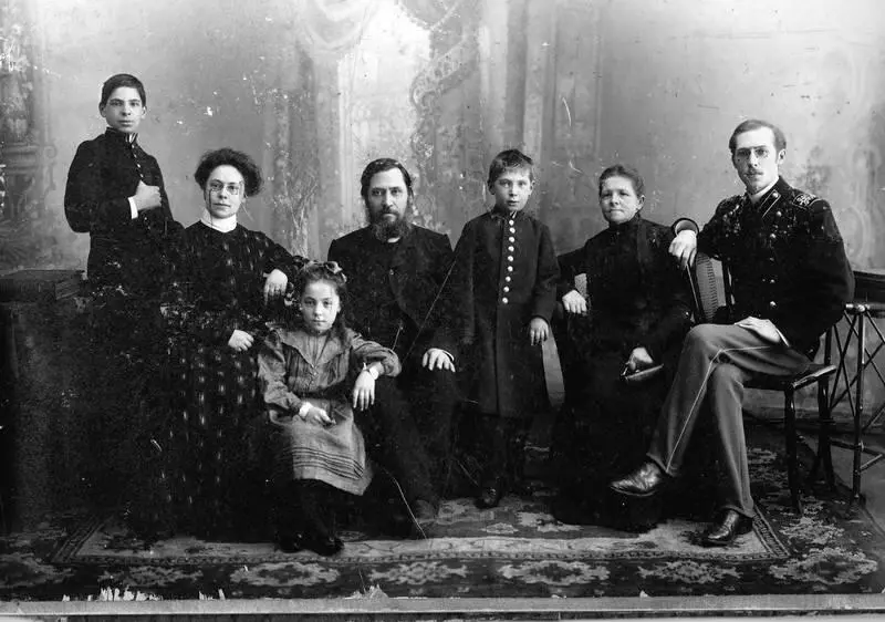 Петр Богатырев с родителями братьями и сестрой Кто эта красавица - фото 3