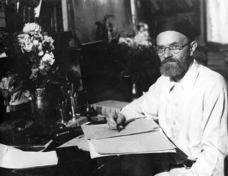 Сергей Бернштейнумный в своем кабинете 1939 г Анна Ахматова и Мария - фото 7