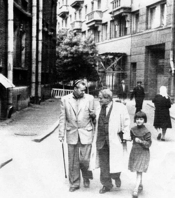 Иван Халтурин с Юрием Олешей и внучкой в Лаврушинском переулке Виктор - фото 48