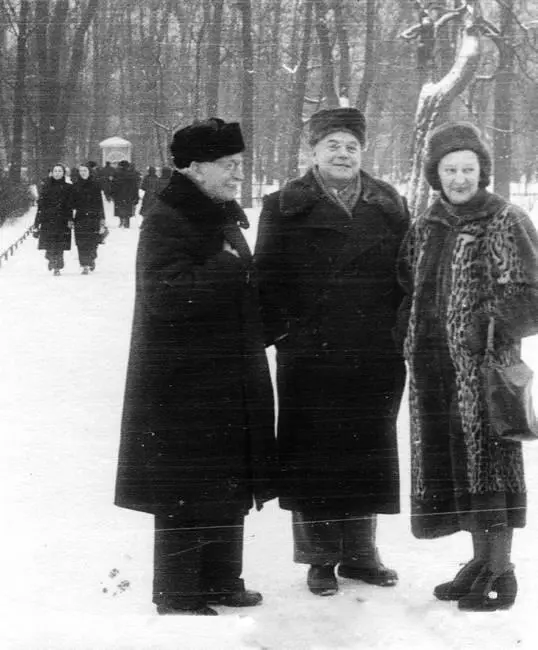 Борис Эйхенбаум и Виктор Шкловский с женой Серафимой Густавовной Нина - фото 51