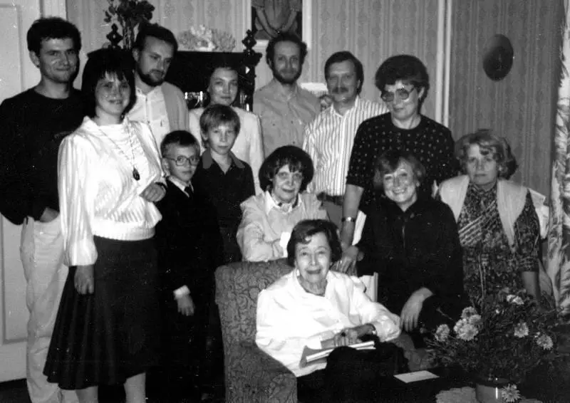 Нина Берберова в центре сидит в гостях у Софьи Богатыревой 1989 г Нина - фото 52