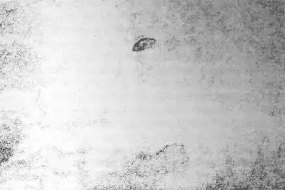 Рис 23 НЛО над местом крушения фотография сделанная Э Босса В 1993 году - фото 25