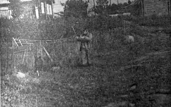 Рис 50 Уфологи у дома Ф Егорова Снимок В Б Сапунова В последнее время - фото 52