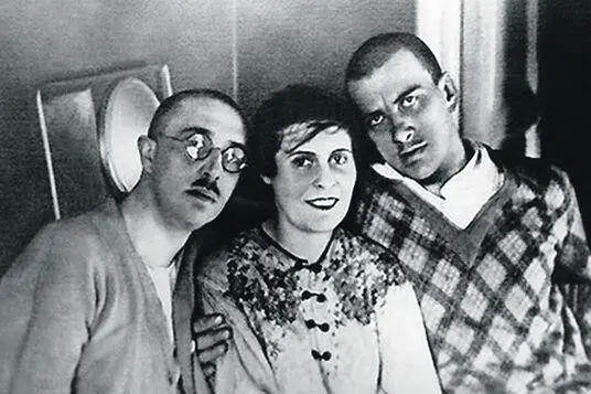 Осип и Лиля Брики Владимир Маяковский 1920е гг В 10 часов утра 14 апреля - фото 46