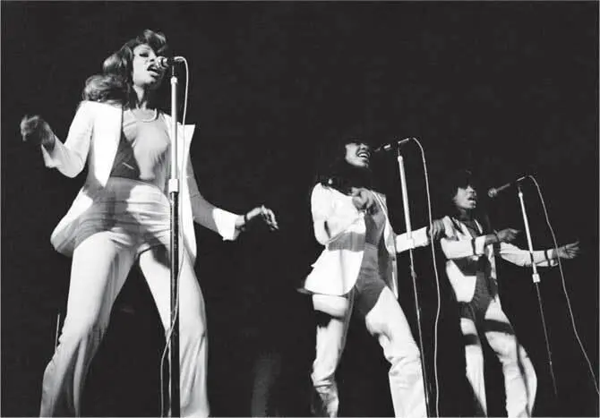 На сцене с айкетками 1972 год Getty Images Семейный портрет 1972 год - фото 17