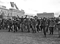 Начало антимайдана Харьков 23022014 г Записывались в десятки в сотни - фото 33