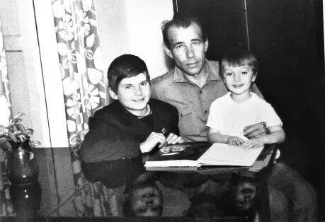 На фото я с отцом и старшим братом Андреем Когда отец уже был смертельно - фото 62
