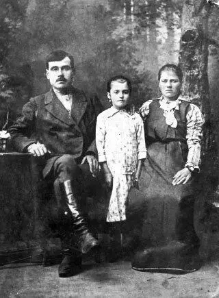 Семья прадеда Пановы Иван Степанович Мария Михайловна Бушуева и моя бабушка - фото 65