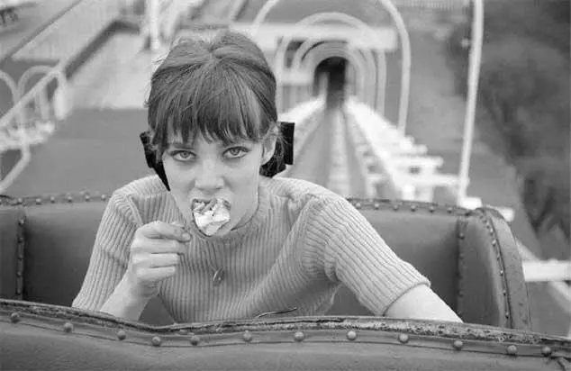 Джейн в Баттерсипарке 1964 Эндрю и Джейн Лондон 1964 Джейн Биркин и Джон - фото 16