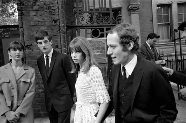 Джейн Биркин и Джон Барри в день свадьбы Лондон 16 октября 1965 Photo by - фото 18