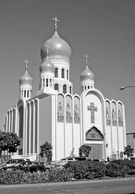 Стройный белоснежный храм как будто опустился с неба принесенный Самой - фото 25