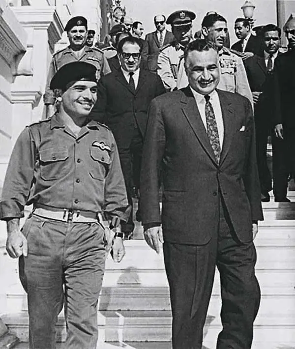 Президент Насер справа и король Иордании Хусейн на саммите 1965 года в - фото 9